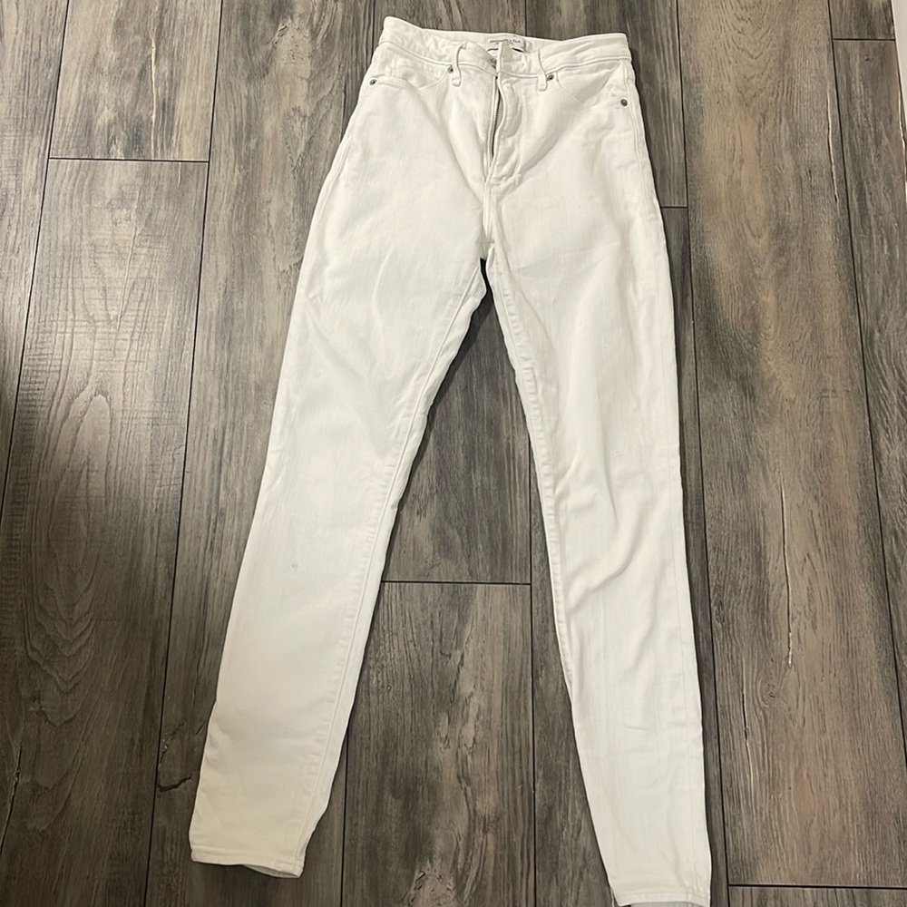 Women’s jeans - Abercrombie and fitch white jeans size 25/0L